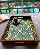 Plateau de rangement rectangulaire en bois, design moderne et luxueux, finition laquée vert-or, utilisation en cuisine, un seul niveau, passe au lave-vaisselle