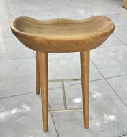 Tabouret de bar moderne en chêne massif blanc avec siège sculpté et repose-pieds en métal, chaise de comptoir contemporaine en bois