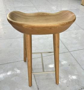 Taburete de Bar Moderno de Roble Blanco Macizo con Asiento Esculpido y Reposapiés de Metal, Silla de Barra Contemporánea de Madera - Product Image 4