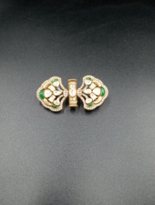 Broche Fleur en Argent Plaqué Or avec Pierres Moissanite Polki Doublet Vertes - Bijou Unisexe pour Mariage, Fiançailles et Soirées - Product Image 5