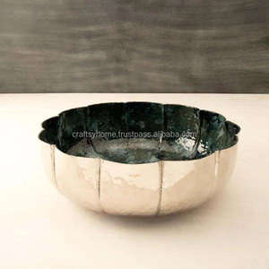 Bol en métal de couleur dorée le plus vendu Design vintage classique Poli Technique Tailles 30.5 cm X 30.5 cm X 10.25 cm Grande qualité - Product Image 3