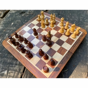 Jeu d'échecs portable 2-en-1 pliable en bois avec rangement intégré, jeu de société classique en bois sculpté à la main pour les voyages et les activités de plein air - Product Image 1