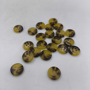 Botón Redondo de Resina Estilo Vintage Ecológico de 20L con Rayas Amarillas y Borde Marrón, con 4 Agujeros, para Chaquetas y Blazers - Product Image 1