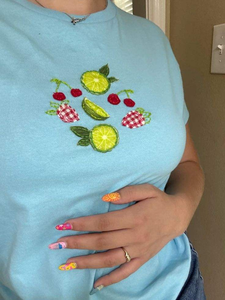 Débardeur d'été décontracté pour femme en jersey de coton blanc, à bretelles spaghetti, orné d'un motif fruit perlé, fait main - Product Image 6