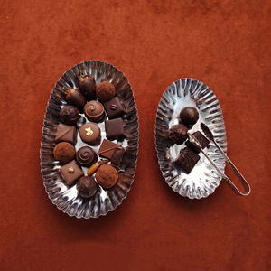 Ensemble de plateaux à chocolat ovales en métal martelé de luxe, bord cannelé, plateau décoratif en argent pour fruits, centre de table pour le service - Product Image 6