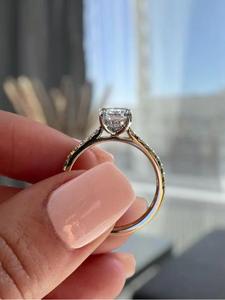 Anillo de compromiso de diamante talla radiante en oro blanco macizo con banda pavé, anillo de promesa solitario de cuatro puntas, anillo nupcial de lujo - Product Image 2