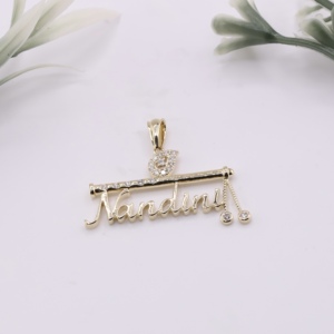 Pendentif Flûte Personnalisé en Diamant de Laboratoire avec Nom, Lettre Cursive, Krishna, Bansuri, Plume de Paon, Or, Luxe, Brillant - Product Image 1