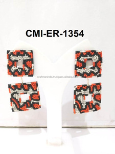 Vente en gros de boucles d'oreilles classiques pour femmes en perles colorées en forme d'aile pour les anniversaires - Product Image 2