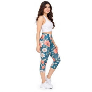 Legging Capri pour femme, doté d'une construction douce, d'un tissu respirant et absorbant l'humidité, d'un tissu flexible, d'une taille haute confortable - Product Image 4