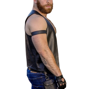 Gilet en cuir sans manches pour homme avec bretelles et gants sans doigts, style motard, tenue en jean bleu foncé - Product Image 2