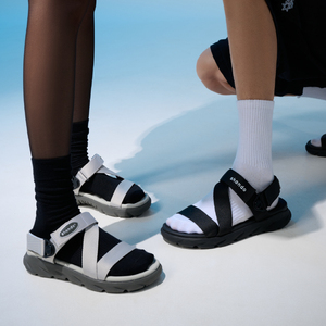 รองเท้าแตะแบบสวมเปิดนิ้วเท้าสีดำสำหรับทุกเพศ สายรัดไขว้แบบลำลอง สายรัดส้นแบบหมุนได้ แผ่นยางน้ำหนักเบา - Product Image 1