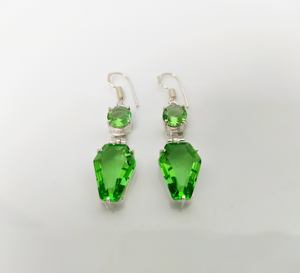 Boucles d'oreilles pendantes uniques et élégantes en laiton plaqué argent 925, forme cercueil, avec cristal péridot vert, pour mariages et cadeaux - Product Image 1