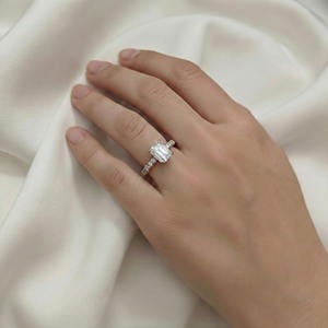 Bague solitaire légère et unique en or 10K 14K avec diamant de laboratoire de 2,932 carats taille émeraude brillant, bijou de fiançailles - Product Image 1