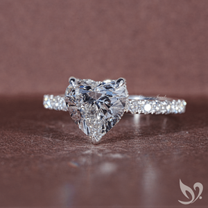 Anillo de Compromiso con Diamante Cultivado en Laboratorio de 2 Quilates con Corte Corazón y Halo Oculto, Certificado por IGI |   Anillo de Oro Sólido de 10k con Acentos Solitarios - Product Image 1