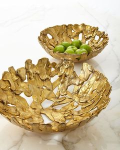 Assiette de service en aluminium en forme de feuille d'or, plat en métal minimaliste pour la décoration de table et de fête - Product Image 1