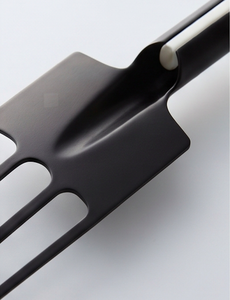 Ensemble de couverts minimalistes noirs avec poignées blanches, finition mate, couverts en métal durables pour le camping et la cuisine - Product Image 2