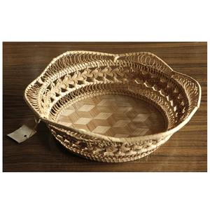 Plateau de service en rotin à bordure florale, idéal pour une présentation élégante de noix, fruits secs et chocolats pour les invités en provenance d'Inde. - Product Image 1