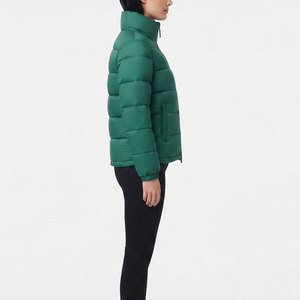 Chaqueta acolchada para mujer, cálida para invierno, con tela resistente, cuerpo acolchado, cuello alto, cremallera frontal y bolsillos laterales. - Product Image 4