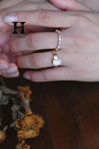 Anillo de compromiso de oro amarillo de 14K con diamante de laboratorio de corte esmeralda de lujo, diseño de banda de cigarro, ancho y plano, apilable - Product Image 6
