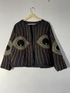 Veste Suzani Evil Eye – Manteau en tissu TNT fait main – Veste ouverte brodée style bohème avec motifs yeux - Product Image 1