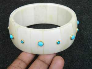 Bracelet en os fait main avec incrustations de turquoise, forme ronde, bijoux artisanaux naturels - Product Image 1