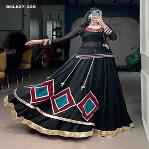 Nuevo Conjunto de Lehenga, Blusa y Túnica con Estampado Geométrico Uniforme y Detalles de Conchas de Cauri, Proveedor Indio - Product Image 1