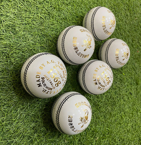 ลูกคริกเก็ตคุณภาพพรีเมียม 4 ลูก น้ำหนัก 156 กรัม ยี่ห้อ Kookaburra Club Match สำหรับการแข่งขัน  ทำจากหนังสีแดง แกนคอร์ก - Product Image 4