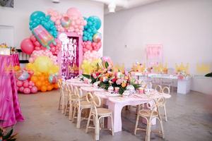 Ensemble d'arrivée de fête pour enfants en rotin fait main-Chaises et table fabriquées sur mesure pour les célébrations d'anniversaire des enfants - Product Image 3