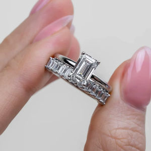 Bague de fiançailles solitaire taille émeraude avec diamant de laboratoire et alliance émeraude en platine/or blanc 18K/14K/10K – Bijoux fins en gros - Product Image 1