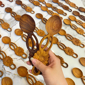 Cuillères en bois sculptées à la main en gros, motif triple fleur, 16 cm, en frêne, acacia et bois de rose, cuillères artisanales, fournisseur Vietnamien - Product Image 1