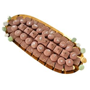 Elegante bandeja decorativa para servir chocolate, de metal dorado de alta calidad, con asa de diseño, para uso en hoteles. - Product Image 5