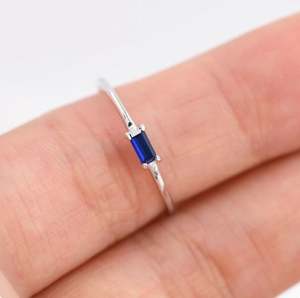 Anillo Minimalista de Plata de Ley con Circonita Cúbica Azul Zafiro en Forma de Baguette, en Plata o Oro - Product Image 2