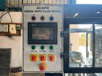 Machine d'embouteillage automatique d'eau pure PET AIM 40BPM 200ml/500ml avec pompe électrique à engrenages et système de remplissage et de bouchage haute précision