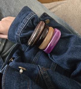 Bracelet manchette large et épais en résine marbrée cuivrée marron foncé, beige et violette pour femme, bijou de mode en acrylique - Product Image 1