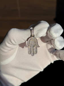 Pendentif main Hamsa serti de moissanite taille brillant rond, très tendance – Bijoux hip-hop en moissanite pour hommes et femmes - Product Image 5