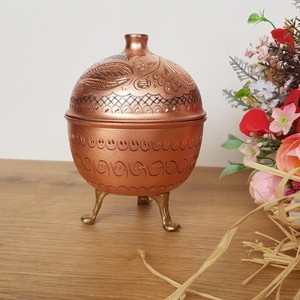 Pot à sucre blanc finition antique avec couvercle en cuivre, motif floral, pot à bonbons classique sur piédestal, rangement de cuisine, décoration festive pour la maison - Product Image 1