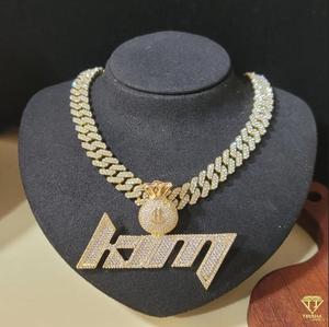 Collar con Colgante de Letra Personalizado de Moissanita Premium con Diseño de Piedras Brillantes Totalmente Cubiertas, Cadena de Eslabones Cubanos de Lujo - Product Image 1