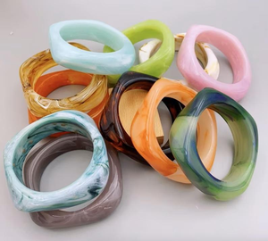 Bracelet en résine pour femme, bracelet en résine avec breloques, bijoux faits à la main, bijoux de mode, cadeau pour elle, vente pour femmes - Product Image 5