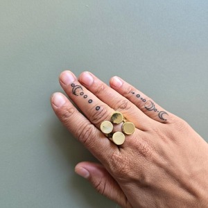 Anillo de disco grueso de oro, anillos circulares geométricos contemporáneos, anillo minimalista de latón para hombre, chapado en oro de 18k, para venta al por mayor - Product Image 3
