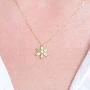 Pendentif flocon de neige en péridot vert, pierre de naissance, minimaliste, argent sterling 925 plaqué or 14 carats, cadeau - Product Image 3