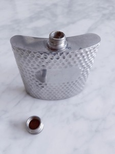 กระติกน้ำทรงเหลี่ยมโลหะสีเงินแบบตอกลาย เหมาะสำหรับใช้ในบ้าน บาร์ส่วนตัว และเสิร์ฟในงานปาร์ตี้ ผลิตด้วยมือจากอินเดีย - Product Image 3