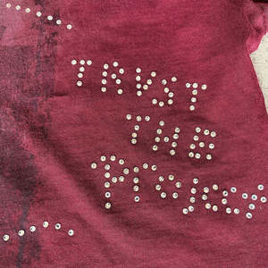 Camiseta Gráfica de Cuello Redondo, Corte Cuadrado, con Pedrería, Estilo Vintage, Color Rojo Rosa, Efecto Desgastado por el Sol, de Peso Pesado - Product Image 5