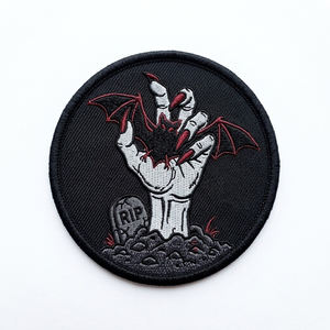 Parches bordados a máquina personalizados termoadhesivos con diseño de calavera de vampiro y alas rojas en círculo, insignias al por mayor para chaquetas de cuero - Product Image 6