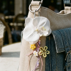 Llavero de borla floral con cuentas y dijes de flor de orquídea blanca hechos a mano, accesorios estéticos para mochila y bolso, set de artículos de regalo de verano - Product Image 6