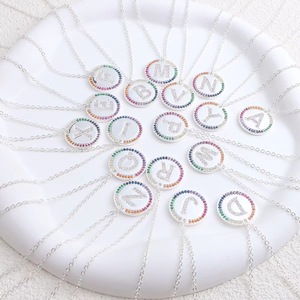 Collar de Cadena con Colgante Redondo Premium, 26 Letras Inglesas, Collar de Circonia, Estilo Europeo Americano, Collares de Cristal de Colores - Product Image 1