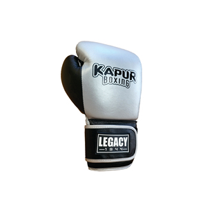 Gants d'entraînement de boxe professionnels Legacy Edition avec finition argentée métallique et construction en cuir durable pour le sparring - Product Image 2