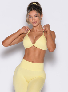 Soutien-gorge de sport jaune doux avec logo personnalisé, bretelles réglables, coupe bikini, décolleté en V profond et maintien élevé pour femme - Product Image 2