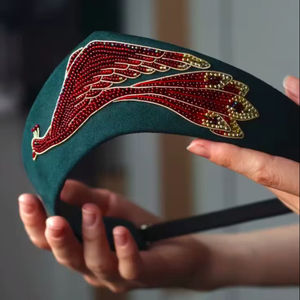 Serre-tête en velours vert brodé Zardosi motif paon, accessoire de cheveux fait main perlé pour femme, idéal pour mariage et soirée - Product Image 1
