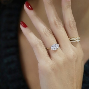 Anillo de compromiso solitario moderno de oro amarillo macizo con banda de cuerda trenzada horizontal y diamante ovalado de 4.04 ct cultivado en laboratorio. - Product Image 1