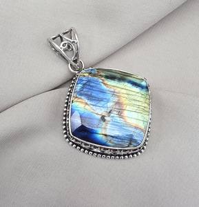 Pendentif en labradorite naturelle, argent sterling 925, forme coussin, labradorite chatoyante, bijoux en pierres précieuses faits à la main - Product Image 1